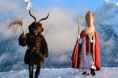Krampus und Nikolaus vor Kulisse des Grimmings, Foto: Martin Huber