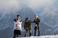 Pfarrer, Bettelmann und Tod vor Kulisse des Grimmings, Foto: Johann Aster