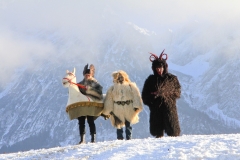 Schimmelreiter, Barchtl und Rollenträger vor Kulisse des Grimmings, Foto: Johann Aster